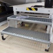 Podest mit Gitterroststufen verzinkt